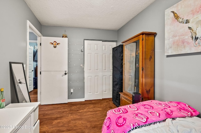 5202 Baywood Dr, Louisville, KY 40241 - bedroom featuring wood finished floors, a textured ceiling, and a closet