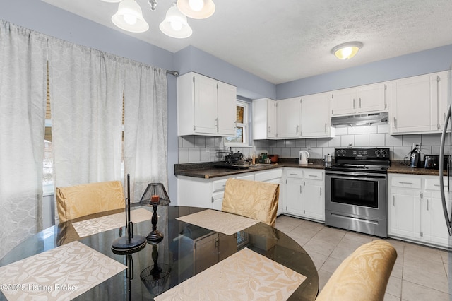 533 Wyandot Ct, Radcliff, KY 40160 - kitchen with electric stove, dark countertops, under cabinet range hood, tasteful backsplash, and a textured ceiling
