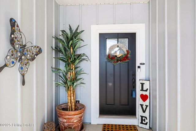 816 Snead Ct, Simpsonville, KY 40067 - property entrance featuring board and batten siding