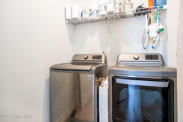 816 Snead Ct, Simpsonville, KY 40067 - laundry room featuring washing machine and dryer