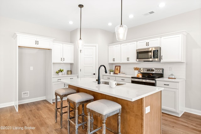 801 Artisan Pkwy, La Grange, KY 40031 - kitchen featuring stainless steel appliances, a sink, tasteful backsplash, light wood finished floors, and baseboards