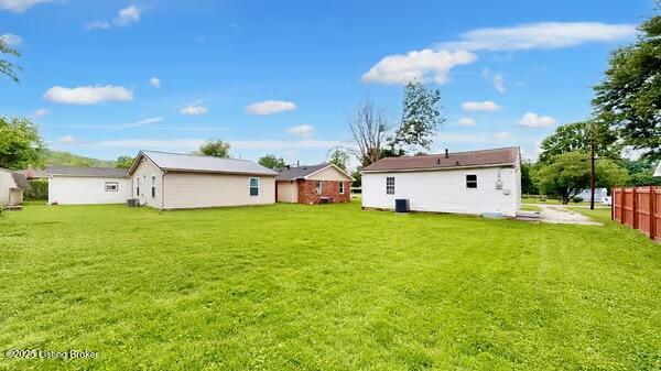 10003 Larlyn Dr, Fairdale, KY 40118 - view of yard