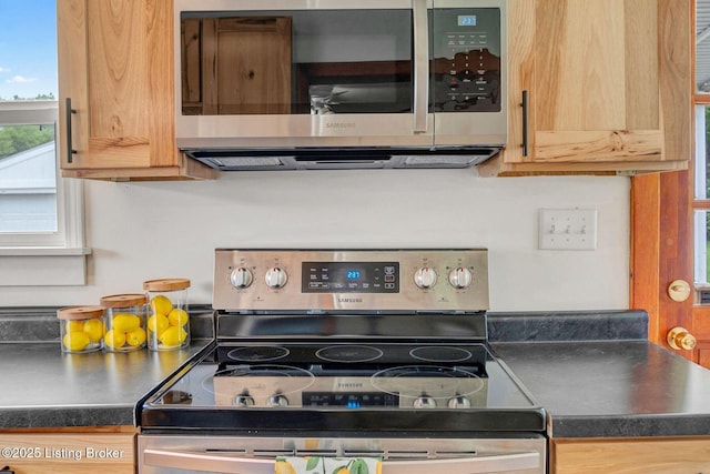 4309 Cavelle Ave, Louisville, KY 40213 - kitchen featuring stainless steel appliances and dark countertops