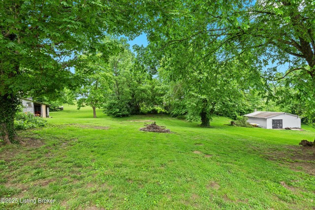 113 Mckay Ave, Bloomfield, KY 40008 - view of grassy yard featuring a garage and an outdoor structure