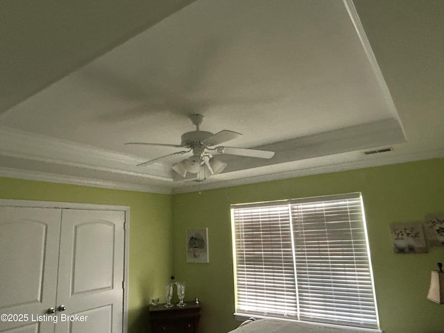 105B Twin Oaks Dr, Bardstown, KY 40004 - detailed view of a ceiling fan and a tray ceiling