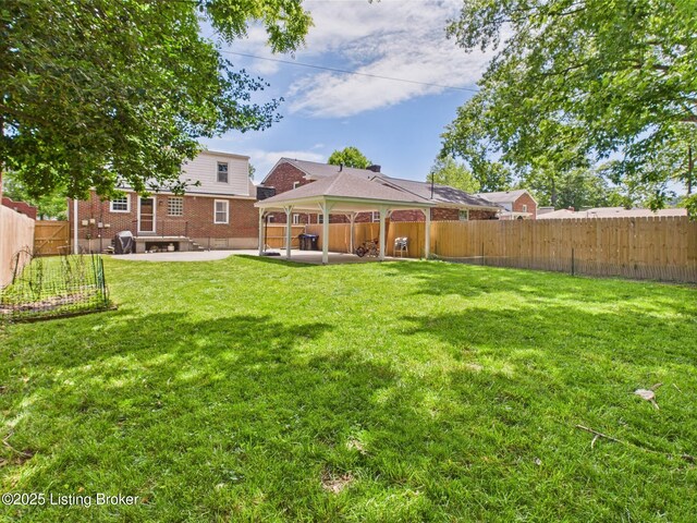 4932 Southern Pkwy, Louisville, KY 40214 - view of yard featuring a patio area