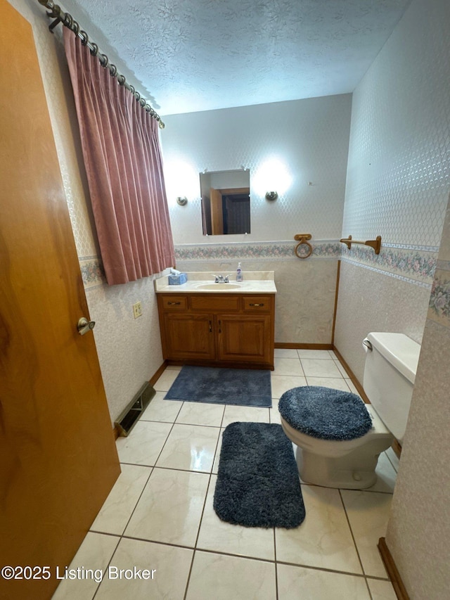 5309 Bardstown Rd, Springfield, KY 40069 - bathroom featuring vanity, a textured ceiling, and wallpapered walls
