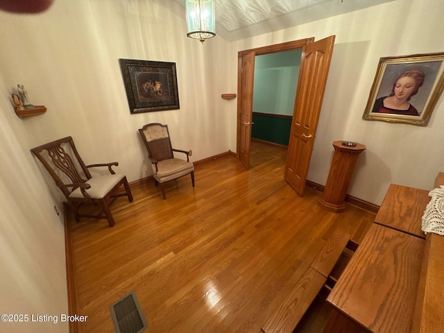 5309 Bardstown Rd, Springfield, KY 40069 - living area featuring wood finished floors and baseboards