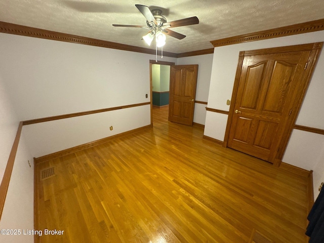 5309 Bardstown Rd, Springfield, KY 40069 - unfurnished bedroom featuring light wood-style floors, a textured ceiling, and a ceiling fan