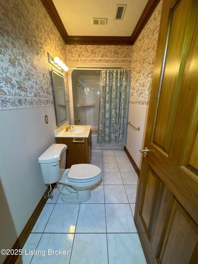 5309 Bardstown Rd, Springfield, KY 40069 - full bath featuring a wainscoted wall, crown molding, wallpapered walls, shower / bath combination with curtain, and vanity