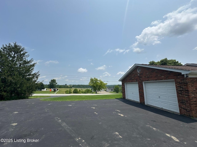5309 Bardstown Rd, Springfield, KY 40069 - garage with driveway