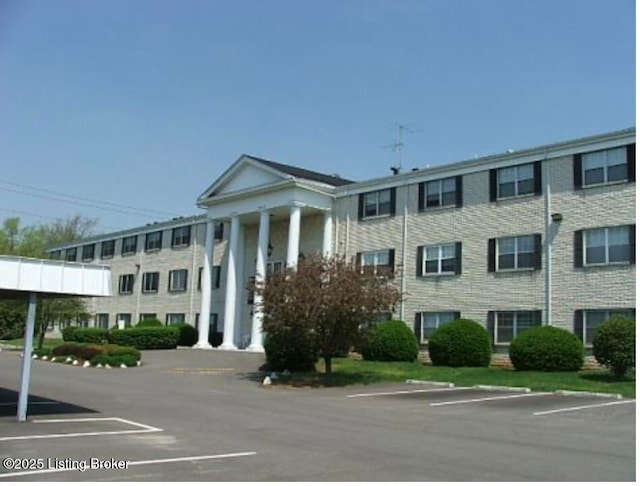 290 El Conquistador Pl, Louisville, KY 40220 - view of building exterior with uncovered parking