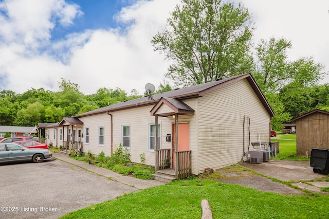 912 Cedar St, New Albany, IN 47150 - view of front facade with a front yard