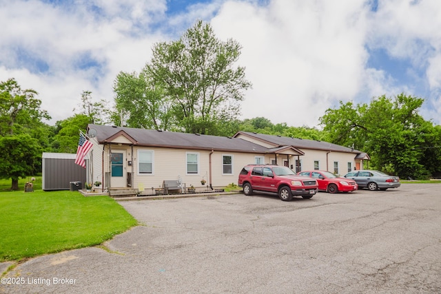 912 Cedar St, New Albany, IN 47150 - view of front of home featuring uncovered parking and a front yard