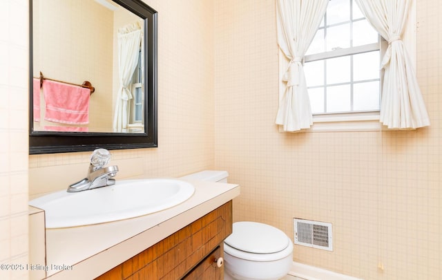 7212 Peppermill Ct, Louisville, KY 40228 - half bathroom featuring vanity and toilet