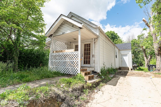 1407 Bluegrass Ave, Louisville, KY 40215 - shotgun-style home with entry steps and driveway
