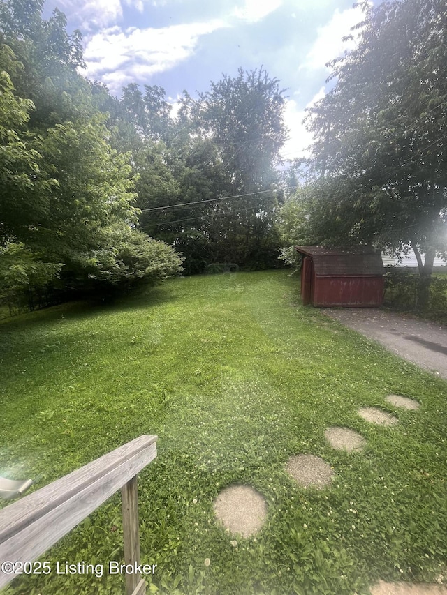 533 Lee Rd, Elizabethtown, KY 42701 - view of grassy yard with a storage shed