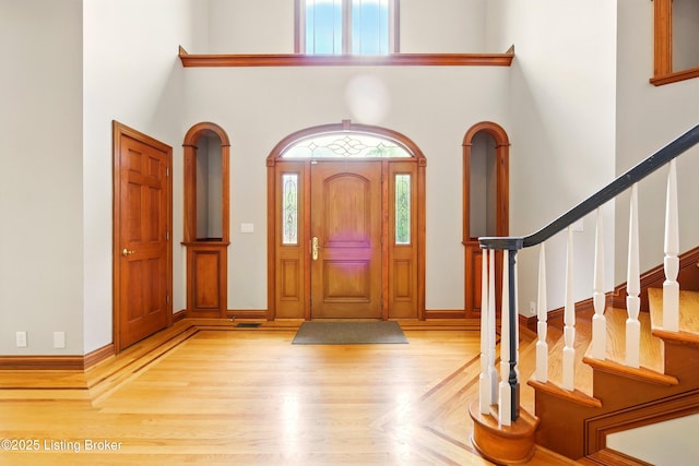 1014 Anchorage Woods Cir, Anchorage, KY 40223 - foyer entrance featuring wood finished floors, a high ceiling, stairway, and baseboards
