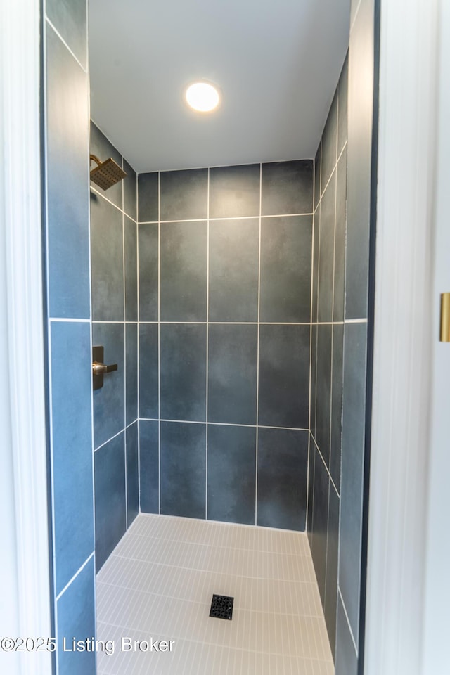 508 Wilderness Rd, Louisville, KY 40214 - full bathroom featuring a tile shower