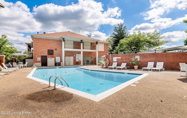 1508 Forest Park Rd, Louisville, KY 40223 - community pool with a patio area