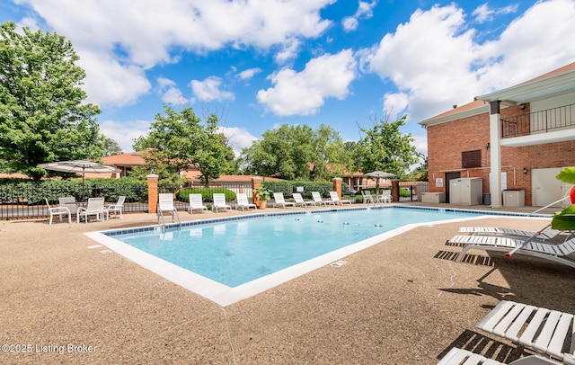 1508 Forest Park Rd, Louisville, KY 40223 - community pool with a patio area