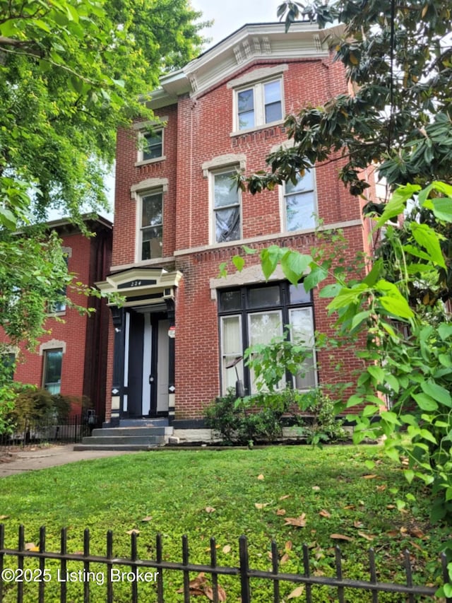 224 E Oak St, Louisville, KY 40203 - view of front facade with brick siding and a front lawn