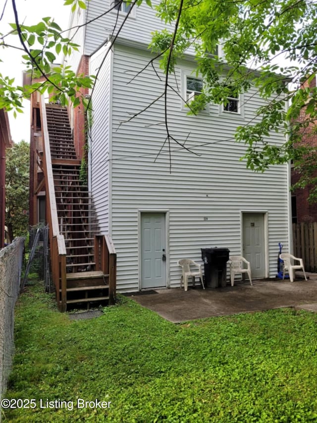 224 E Oak St, Louisville, KY 40203 - rear view of house with a patio area