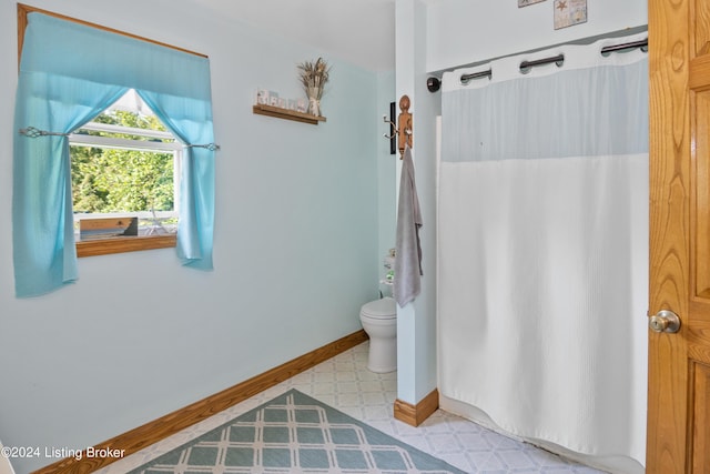 3297 E Gap Hill Rd, Cub Run, KY 42729 - bathroom featuring toilet, a shower with curtain, baseboards, and tile patterned floors