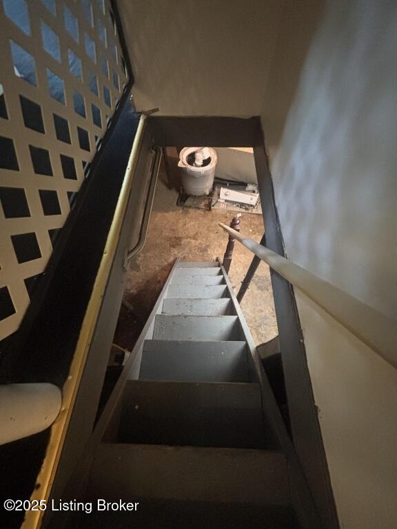 9304 New Maple Rd, Louisville, KY 40229 - view of stairway