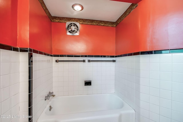 4714 Burkley Ave, Louisville, KY 40214 - full bath featuring a bathtub