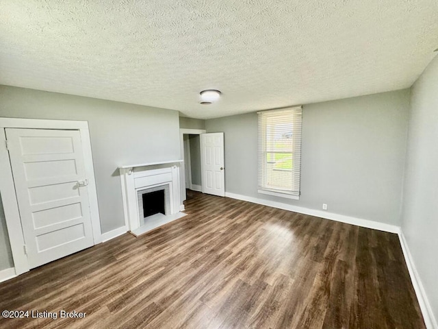 3743 Lincoln Park Rd, Springfield, KY 40069 - unfurnished living room featuring baseboards, wood finished floors, and a textured ceiling