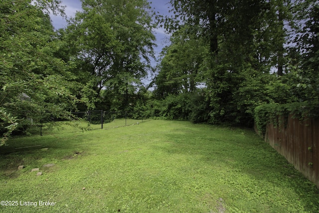 512 Valley College Dr, Louisville, KY 40272 - view of yard