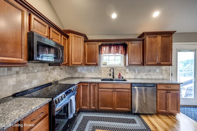 4605 Clarkhurst Cir, Smithfield, KY 40068 - kitchen with appliances with stainless steel finishes, a sink, light wood-style floors, light stone counters, and vaulted ceiling