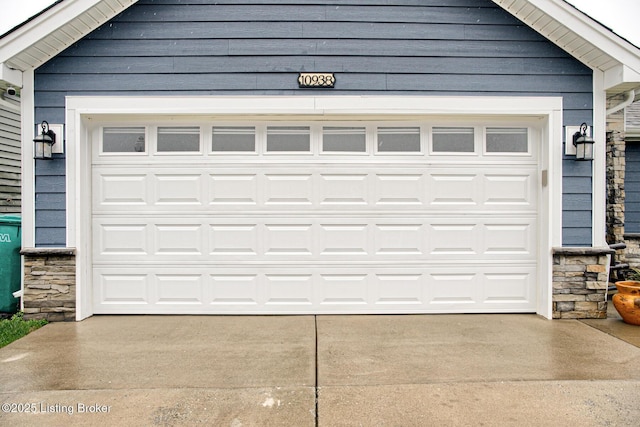 10938 Pheasant Hill Cir, Louisville, KY 40229 - garage featuring driveway