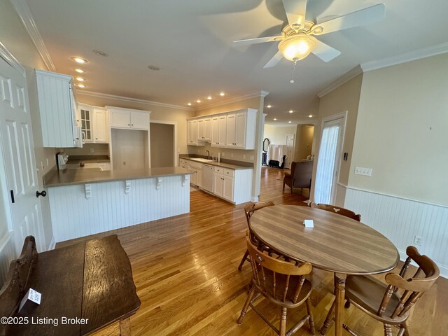 144 Woodhill Rd, Bardstown, KY 40004 - kitchen with a sink, a peninsula, ceiling fan, light wood finished floors, and ornamental molding