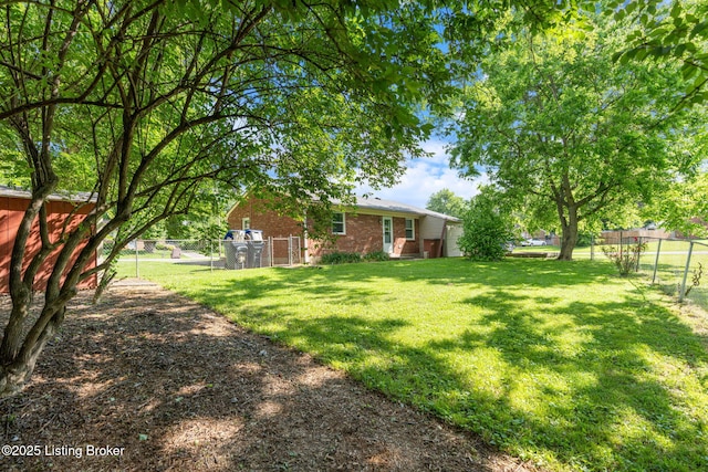 5612 Oakridge Pl, Louisville, KY 40229 - view of yard featuring a gate