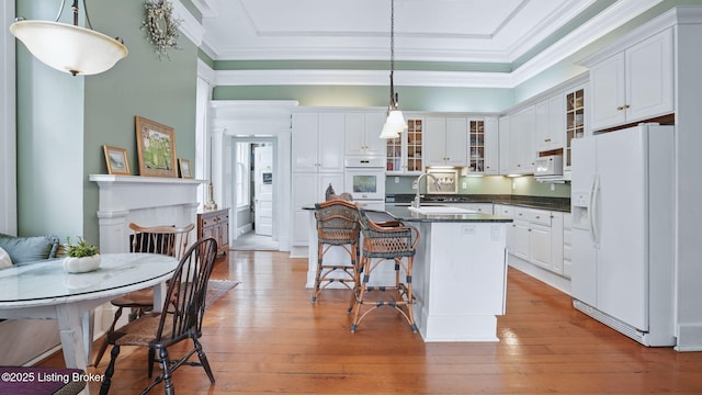 316 E Cross Main St, New Castle, KY 40050 - kitchen with white appliances, dark countertops, a sink, light wood finished floors, and a kitchen bar