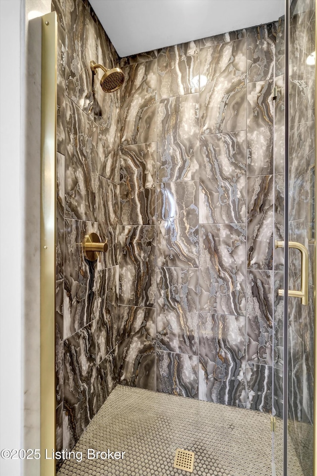 2501 Newburg Rd, Louisville, KY 40205 - bathroom featuring a tile shower