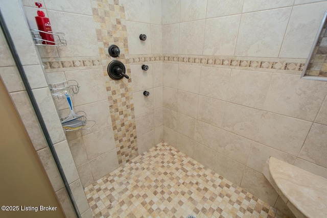 9200 Axminster Dr, Louisville, KY 40299 - bathroom featuring tiled shower