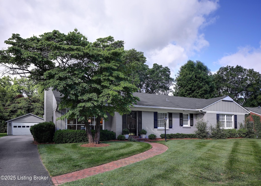 104 Spruce Ln, Louisville, KY 40207 - single story home featuring an outdoor structure, a garage, a front yard, and brick siding