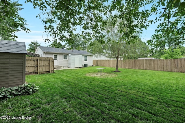 6106 Dobson Ct, Louisville, KY 40229 - view of yard with an outbuilding
