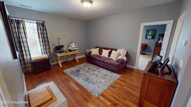 103 Morgan Ct, Bardstown, KY 40004 - living area with wood finished floors, a textured ceiling, and baseboards