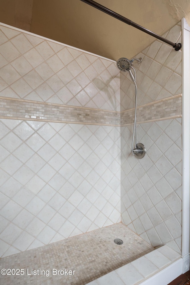 857 Melford Ave, Louisville, KY 40217 - full bathroom featuring a tile shower