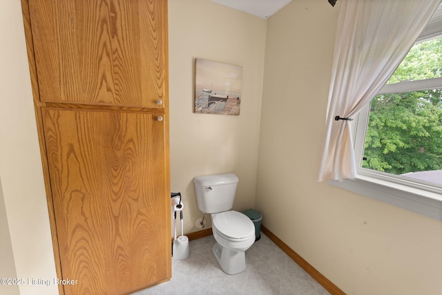 684 Cheslon Rd, Munfordville, KY 42765 - bathroom featuring toilet, baseboards, and a closet