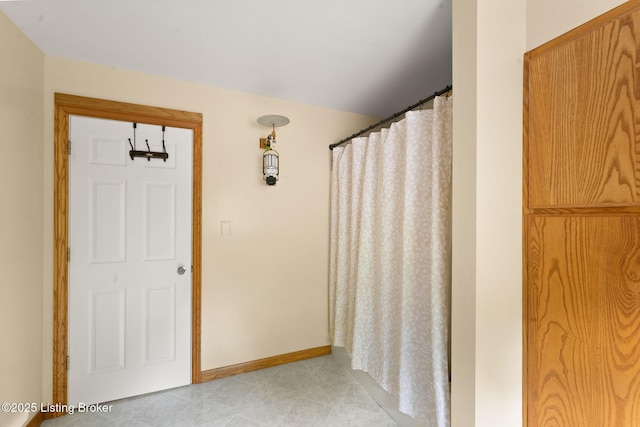 684 Cheslon Rd, Munfordville, KY 42765 - bathroom featuring baseboards and curtained shower