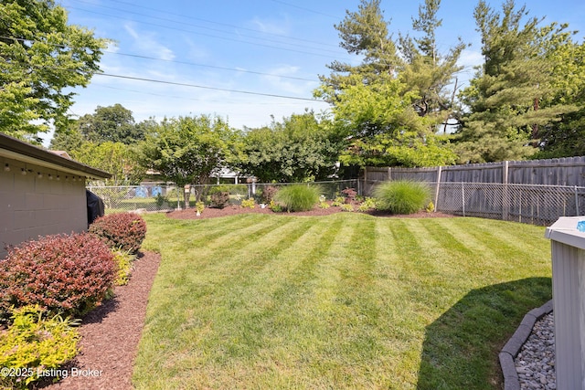 7513 Merlyn Cir, Louisville, KY 40214 - view of yard