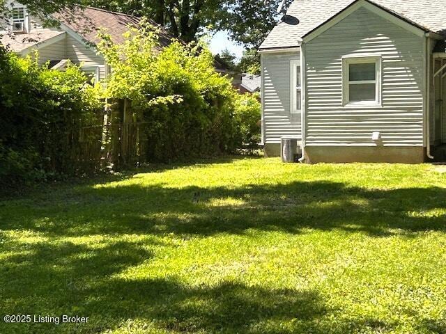 638 Gheens Ave, Louisville, KY 40214 - view of green lawn