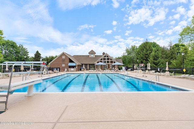 3908 Keal Run Way, Louisville, KY 40241 - community pool with a patio