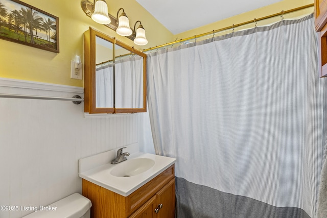 715 Woodland Ave, Frankfort, KY 40601 - full bath featuring vanity, toilet, a wainscoted wall, and a shower with shower curtain