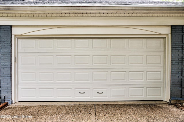 1507 Glenrock Rd, Louisville, KY 40216 - garage with driveway